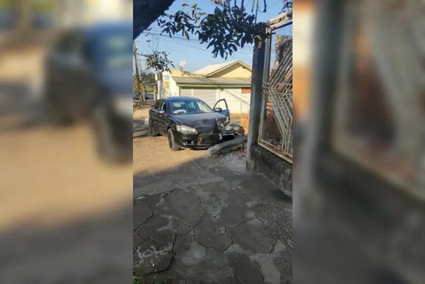 Motorista bate em muro de casa e abandona o veículo no local