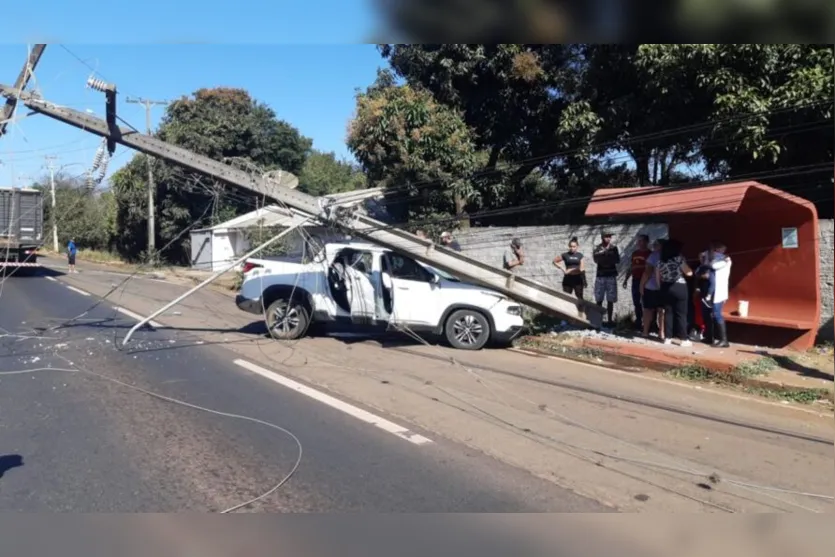 Motorista desmaia no volante e atinge poste na BR-376, em Califórnia