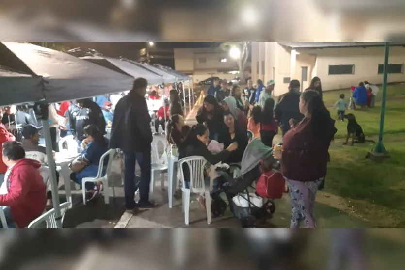  Mulheres da comunidade, que fazem parte do "Grupo de Mulheres Solidárias de Apucarana", se reuniram e montaram uma feira 
