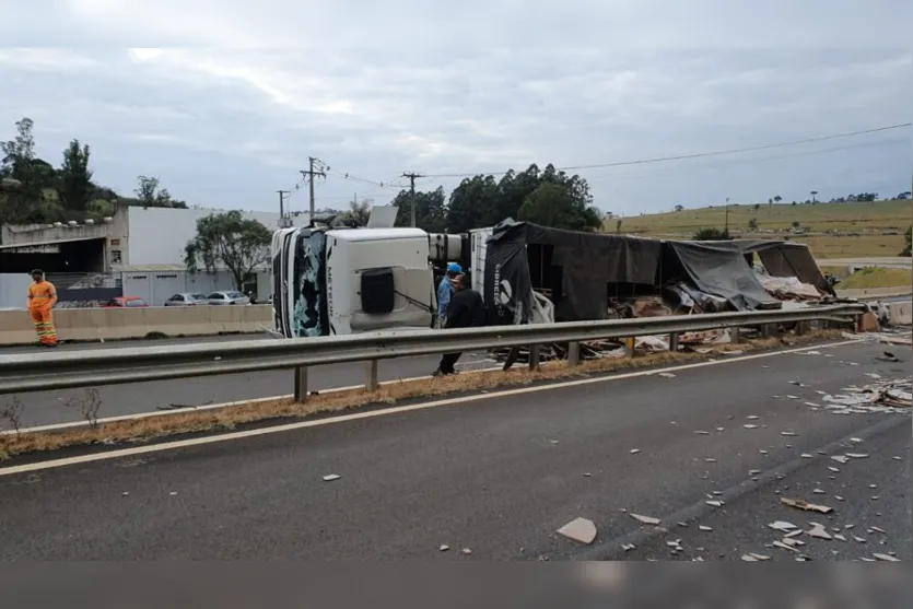  Não há previsão de liberação das pistas, que seguem interditadas nos dois sentidos 