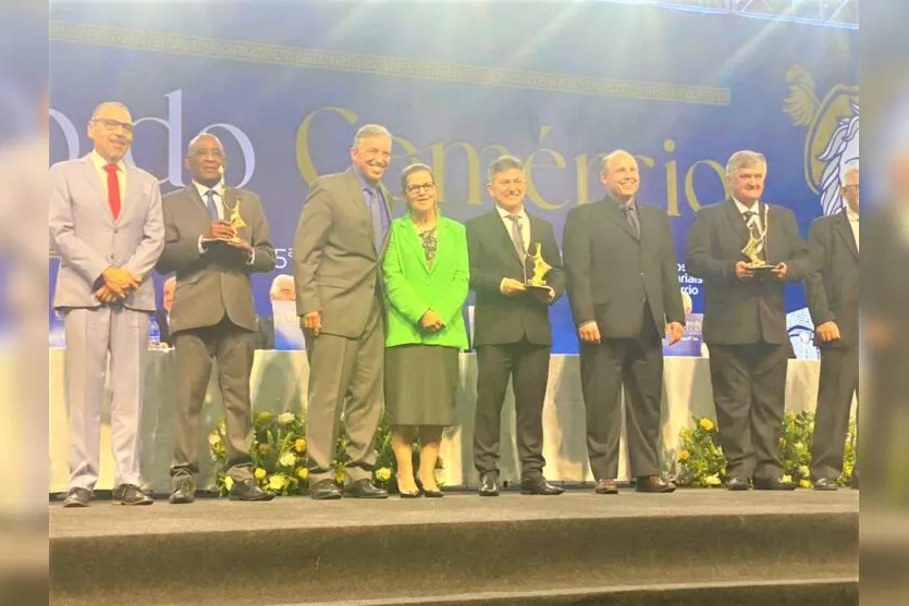  Neste ano, 48 empresários foram homenageados, indicados por seus respectivos sindicatos empresariais filiados a Fecomércio PR. 