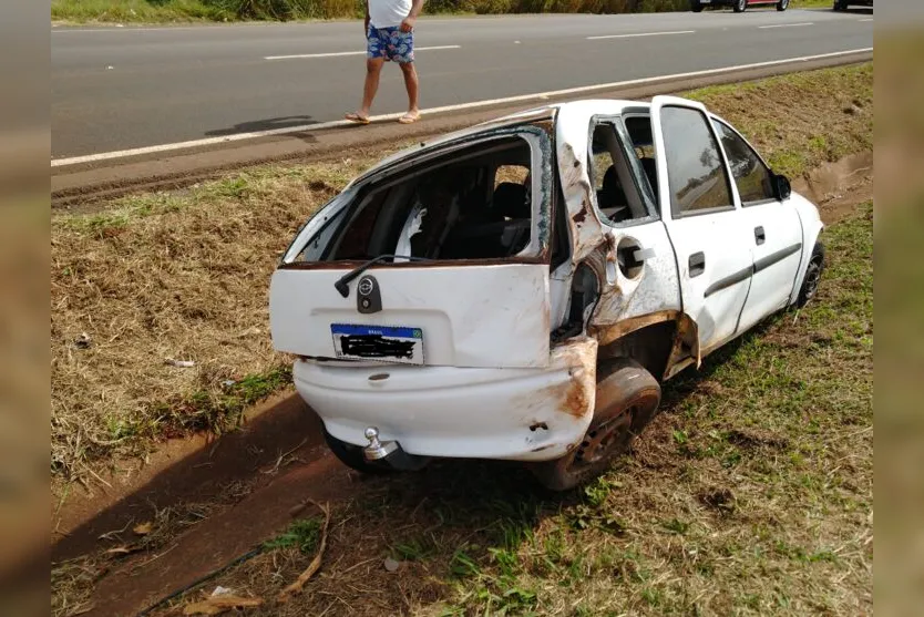  O carro, um corsa branco, com placas de Mandaguari, ficou bastante danificado 