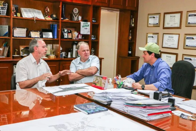  O comboio de carros, caminhonetes, motos, UTVs e quadriciclos larga de Foz do Iguaçu (PR) 