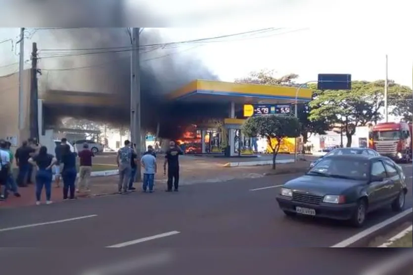  O fogo se alastrou rapidamente pela bomba e teto do estabelecimento 