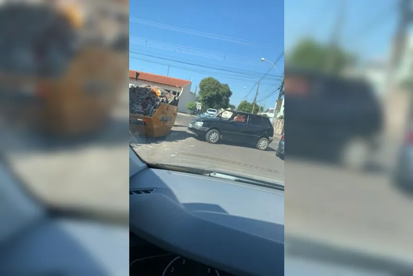  O motorista do carro ao fazer a curva atingiu em cheio a estrutura que estava com entulhos. 