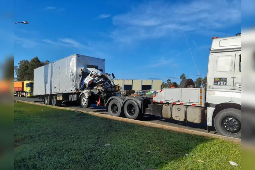  O veículo bateu na traseira de uma carreta 