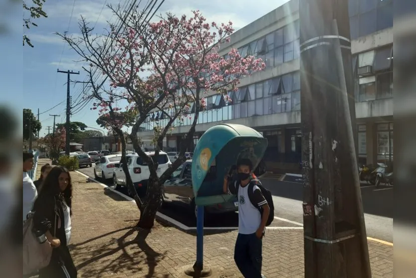  Orelhão em frente à Prefeitura não estava funcionando nesta quinta-feira 