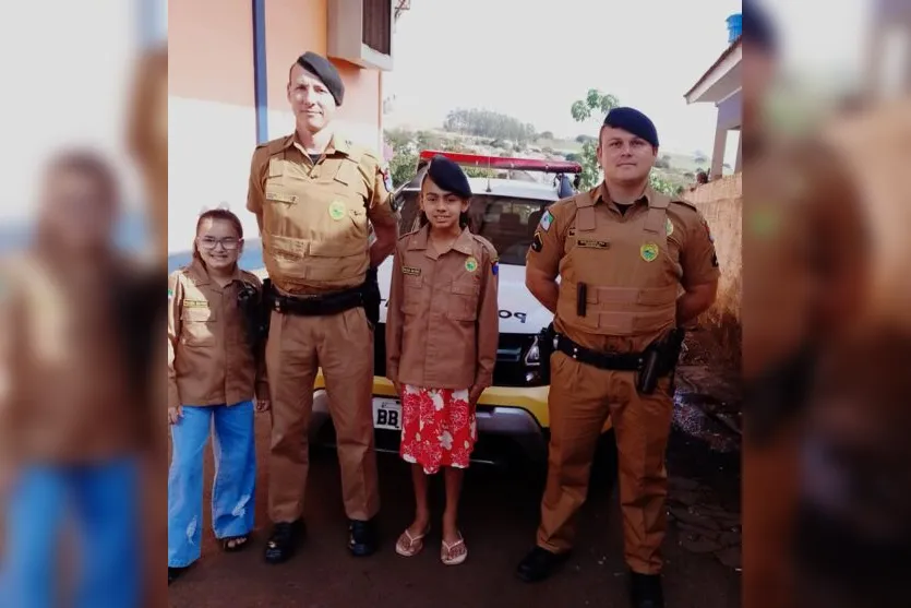  Os policiais do destacamento com a aniversariante, ao centro 