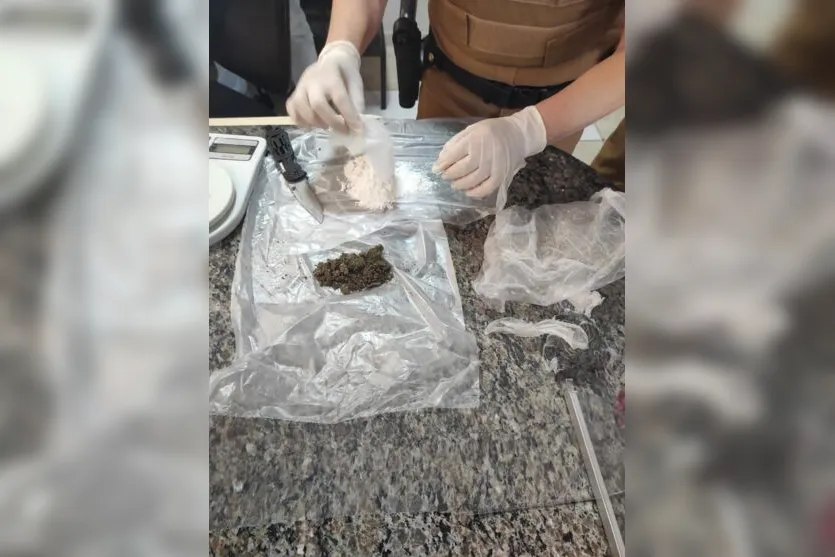  Os policiais encontraram 58 gramas de cocaína e 10 gramas de maconha 