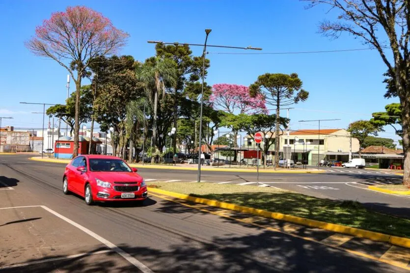  Outro ponto de vista da Praça Duque de Caxias, localizada junto à Rua Padre Severino Cerutti, nas imediações do Colégio São José 