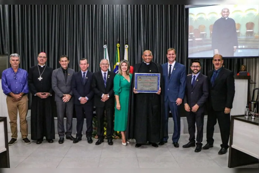 Padre Rezende recebe Moção de Aplausos da Câmara de Apucarana