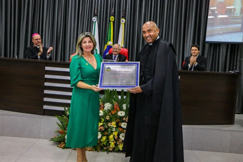 Padre Rezende recebe Moção de Aplausos da Câmara de Apucarana