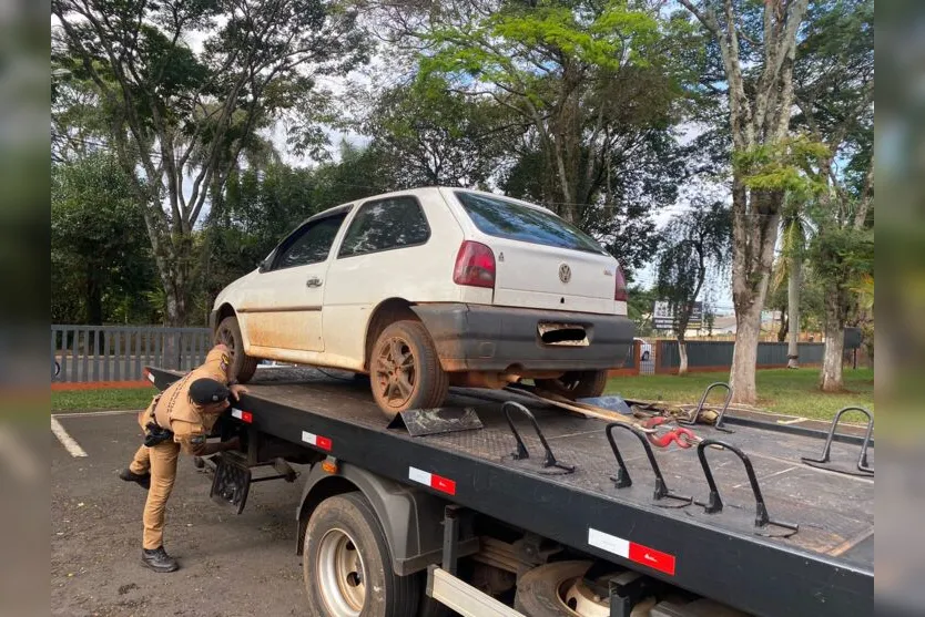 Pelos menos três ladrões armados com revólver e com facão invadiram a propriedade 