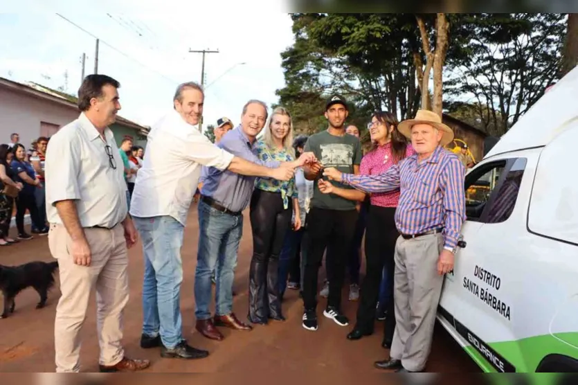 Prefeito de Ivaiporã entrega ambulância no distrito do Santa Bárbara