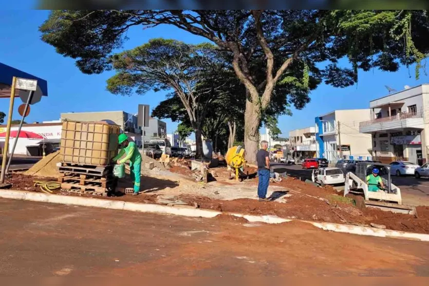 Prefeitura de Ivaiporã retira 14 árvores condenadas na Av. Brasil