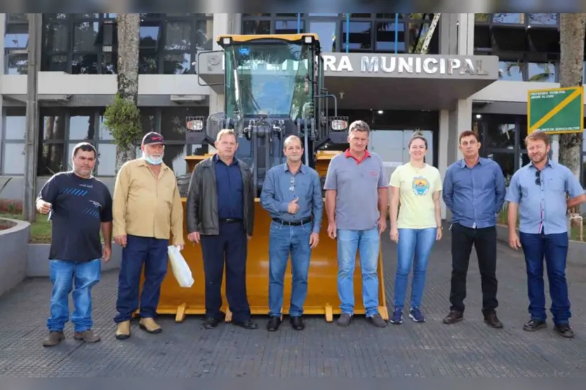 Prefeitura de Jardim Alegre recebe nova pá carregadeira