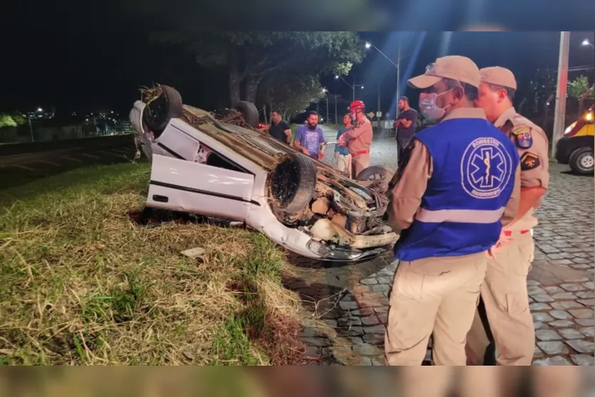  Socorristas do Corpo de Bombeiros atuam no local do acidente 