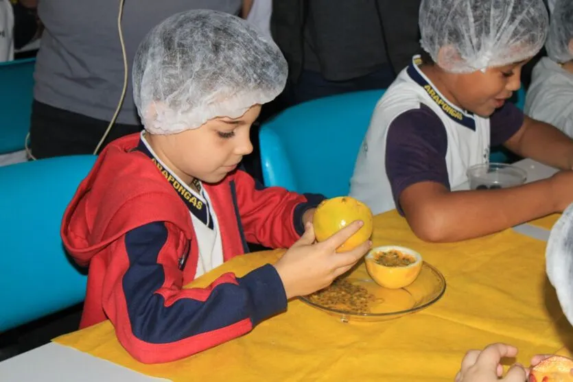  Tem como objetivo conscientizar a comunidade escolar a respeito da importância de uma alimentação saudável 