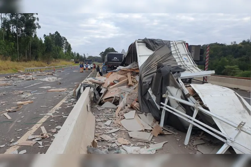  Trecho da BR 376 segue interditado na manhã desta segunda-feira 