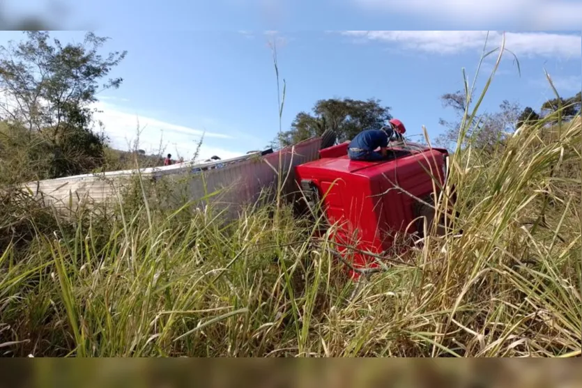  Um caminhão carregado com ração tombou em Novo Itacolomi na tarde desta terça-feira (12) 