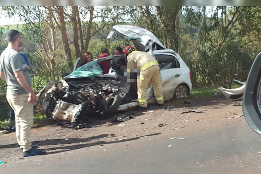  Um carro bateu de frente com uma carreta, ficando extremamente danificado 