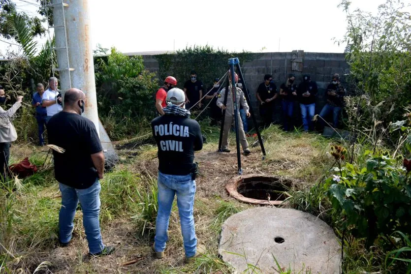  Uma equipe de policiais e peritos foi mobilizada para a remoção do corpo de Maria Helena, em maio de 2020 