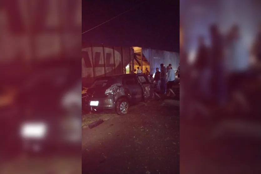  W Gol, que ficou bastante danificado, estava andando sentido Jardim Ponta Grossa 