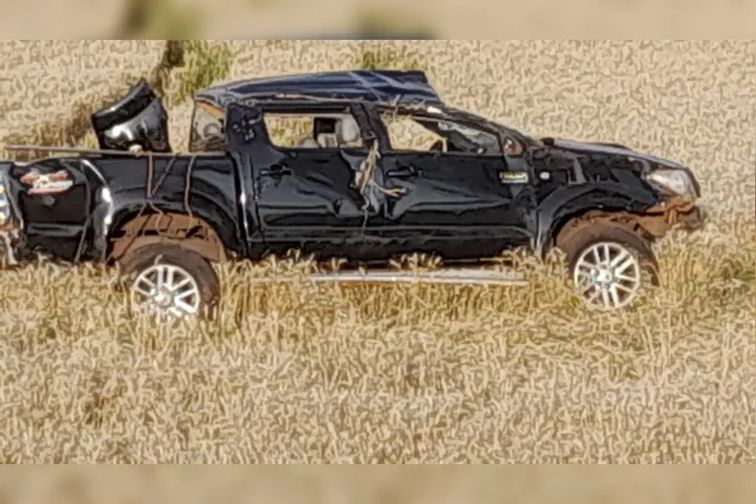  A Hilux ficou destruída após o capotamento 