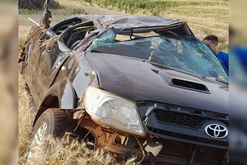  A Hilux ficou destruída após o capotamento 