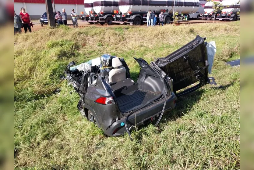  A colisão entre dois automóveis que aconteceu na manhã deste sábado, 13, na PR-444 