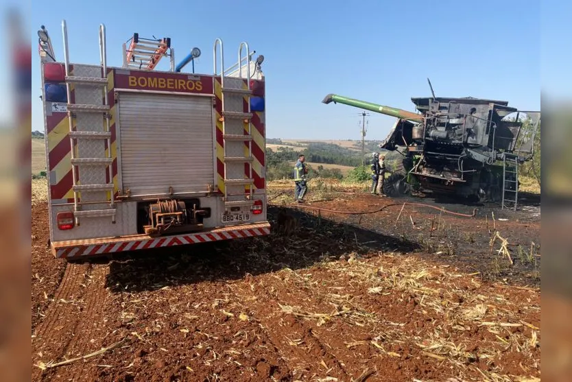  A equipe do Corpo de Bombeiros foi chamada por volta das 14 horas e se deslocou até o local 