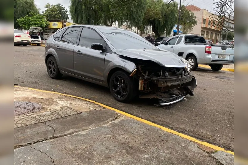  A frente do veículo ficou totalmente destruída após a colisão 