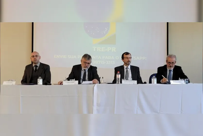  A mesa diretora do evento, com Josmar Ambros, o desembargador Wellington de Moura, o juiz eleitoral Rogério Tragibo e o diretor geral do TRE, Valcir Mombach 