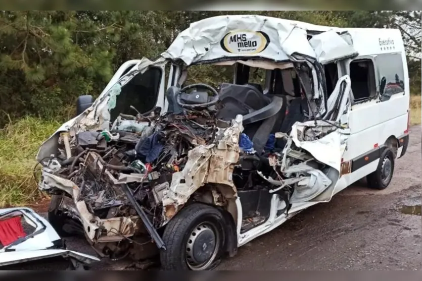  A van que levava os professores atingiu a traseira de um caminhão 