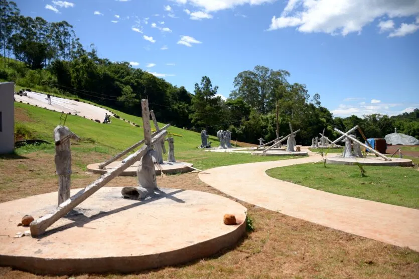 Acidente com artista atrasa entrega de estátuas da Gruta de Apucarana