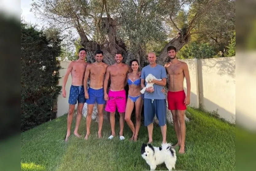  Ao lado de sua esposa Véronique, ele mostrou que a beleza de seus filhos Enzo, Luca, Theo e Elyaz parece até ser genética 