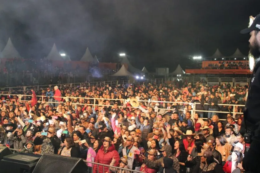  Apesar do frio, grande público acompanhou show 