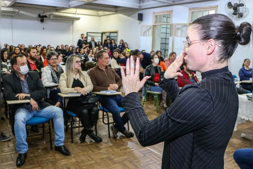 Apucarana implanta o ensino de Libras nas escolas da Rede Municipal