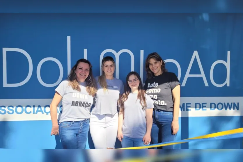  As fundadoras da DownLoAd, Fabíola Acosta e Flávia Sabóia, a estudante Luiza Acosta, e a vice-presidente da associação, Liana Lopes Bassi 