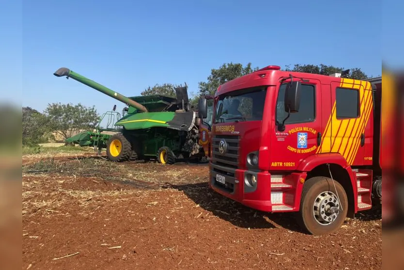 Colheitadeira pega fogo na área rural de Apucarana