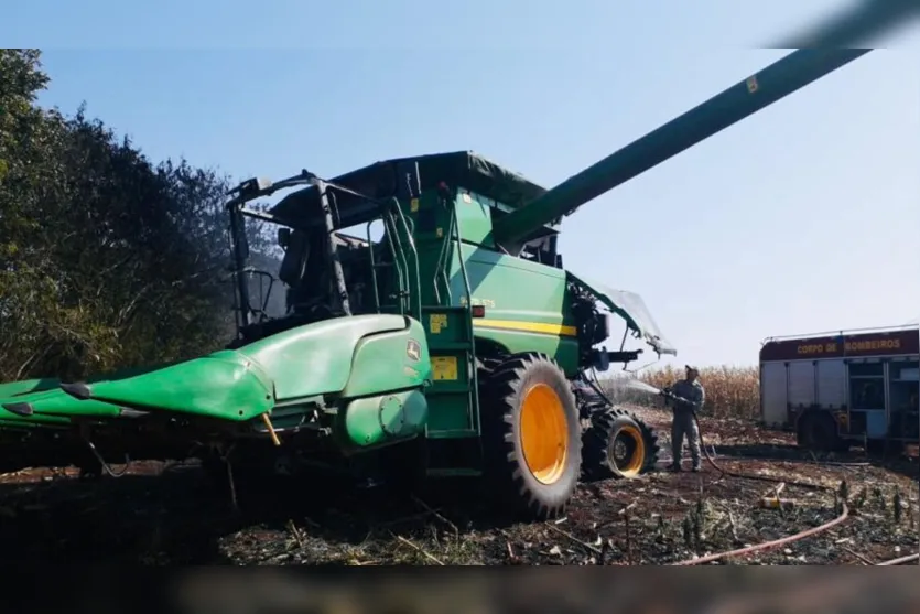 Colheitadeira pega fogo na área rural de Apucarana