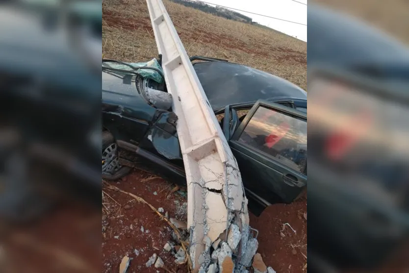 Colisão envolvendo carro e poste deixa homem ferido em Bom Sucesso