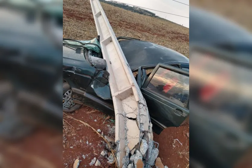 Colisão envolvendo carro e poste deixa homem ferido em Bom Sucesso