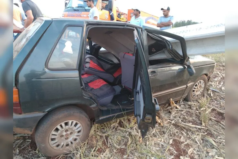 Colisão envolvendo carro e poste deixa homem ferido em Bom Sucesso