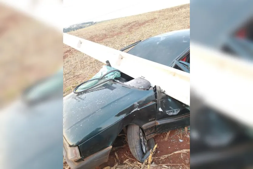 Colisão envolvendo carro e poste deixa homem ferido em Bom Sucesso