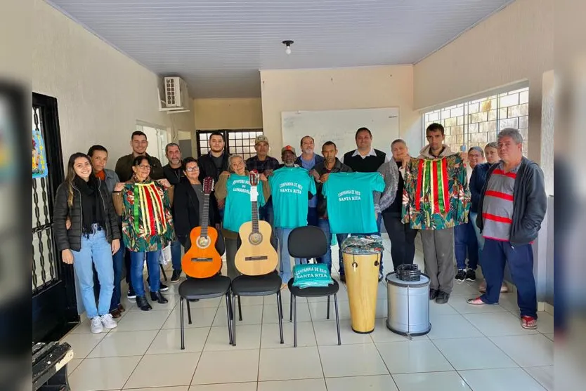 Companhia de Reis de Lunardelli recebe instrumentos musicais novos