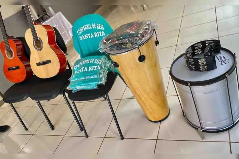 Companhia de Reis de Lunardelli recebe instrumentos musicais novos