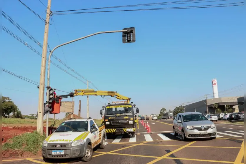 Conjunto de semáforos é instalado na Avenida Minas Gerais