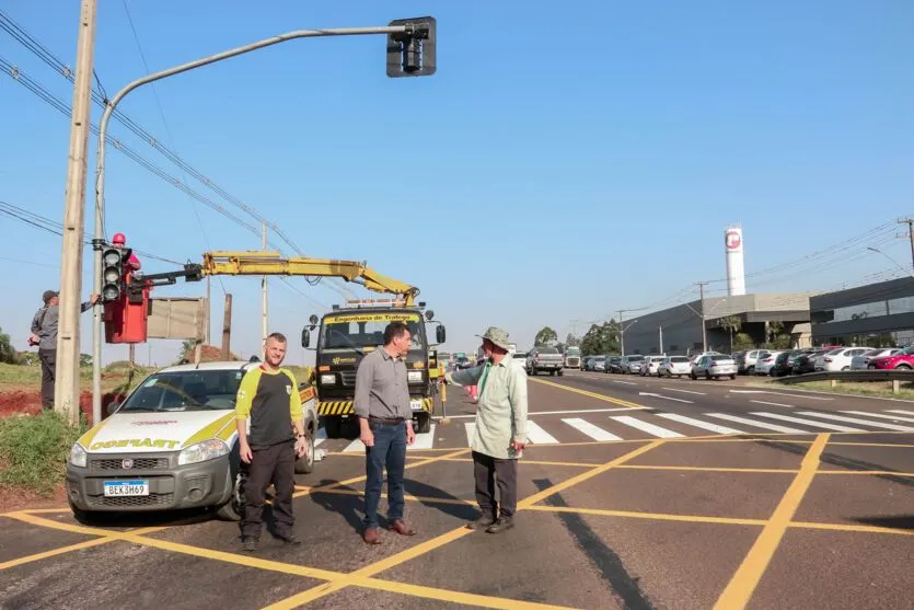 Conjunto de semáforos é instalado na Avenida Minas Gerais