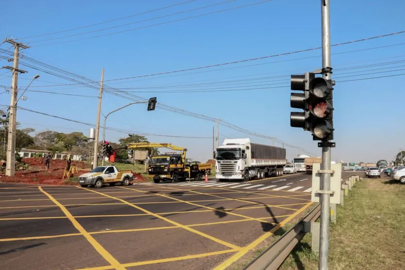 Conjunto de semáforos é instalado na Avenida Minas Gerais